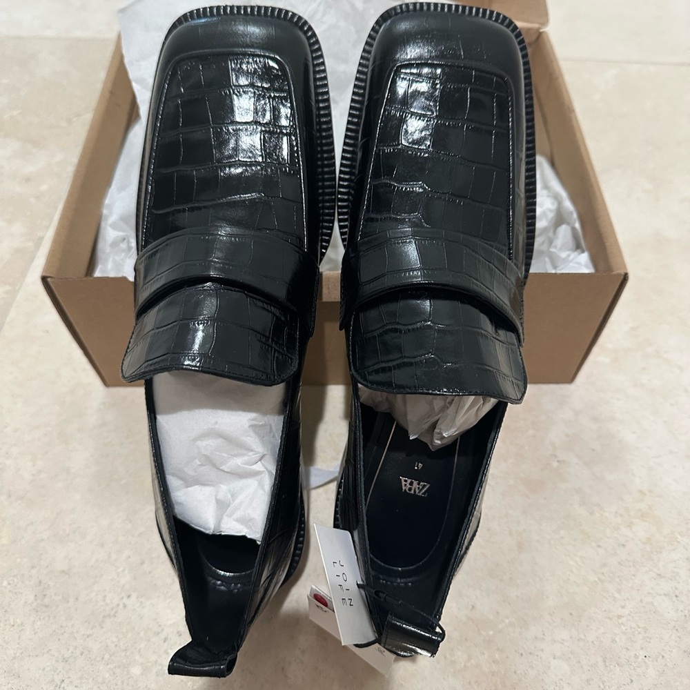Black Crocodile Pattern Women’s Loafers